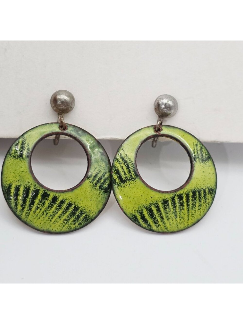 Green Enamel Screw Back Circle Earrings Vintage MCM  Lightweight Jewelry 1.5